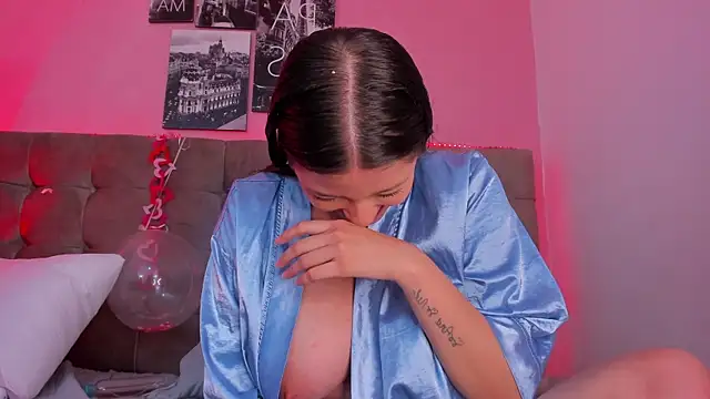 Snapshot of aleja_cute_ chatting on 02.15.25 aleja cute online show from 02.15.25