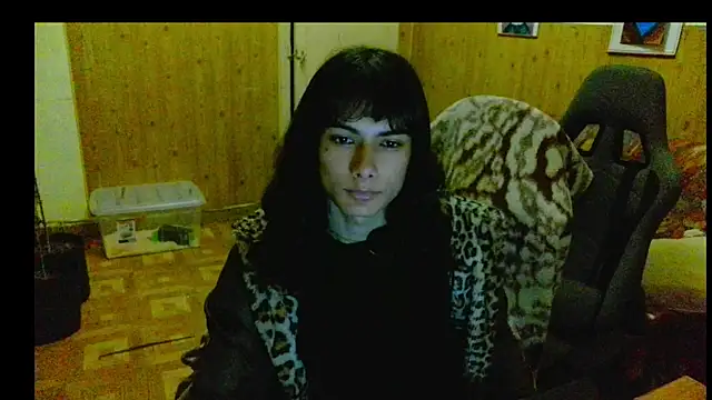 Snapshot of calliemaggotbone chatting on 12.21.25 calliemaggotbone online show from 12.21.25
