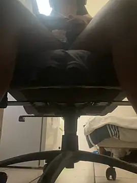 Snapshot of YesTheSexiest chatting on 01.18.26 YesTheSexiest online show from 01.18.26