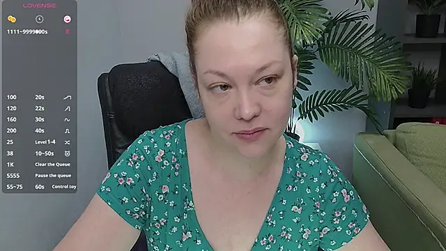 Snapshot of CutieGinger chatting on 10.29.25 CutieGinger online show from 10.29.25