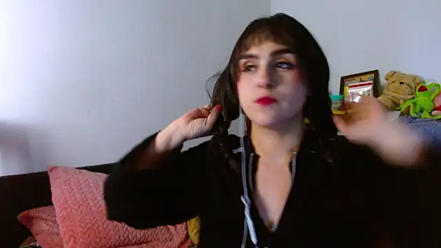 Snapshot of collette_beaufoy_ chatting on 06.14.26 collette beaufoy online show from 06.14.26