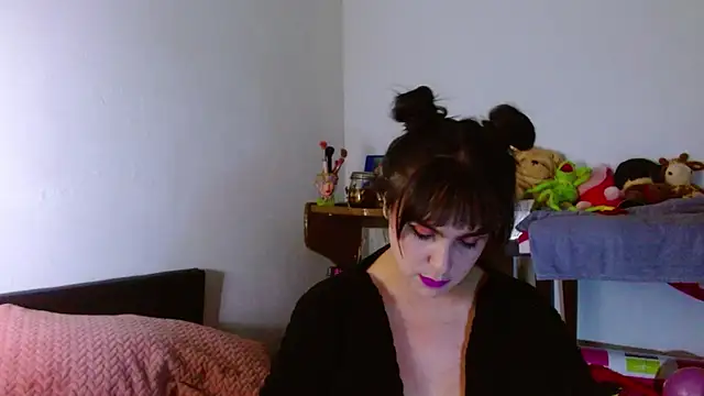 Snapshot of collette_beaufoy_ chatting on 06.17.26 collette beaufoy online show from 06.17.26