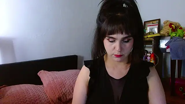 Snapshot of collette_beaufoy_ chatting on 06.18.26 collette beaufoy online show from 06.18.26