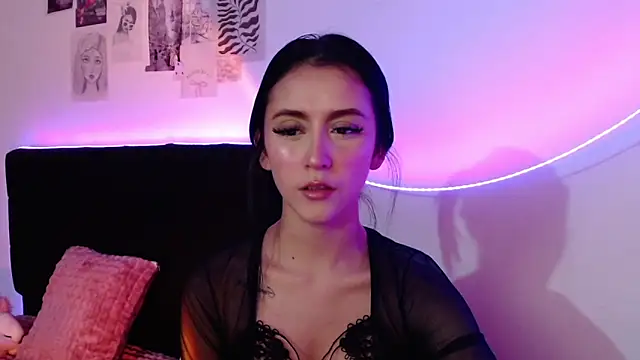 Coralinnee  online show from 02.13.25