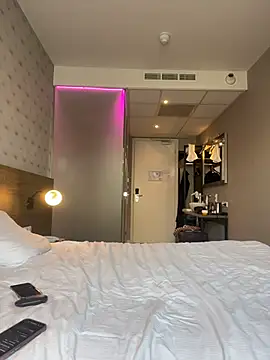 Snapshot of MileySin1111 chatting on 10.27.25 MileySin1111 online show from 10.27.25