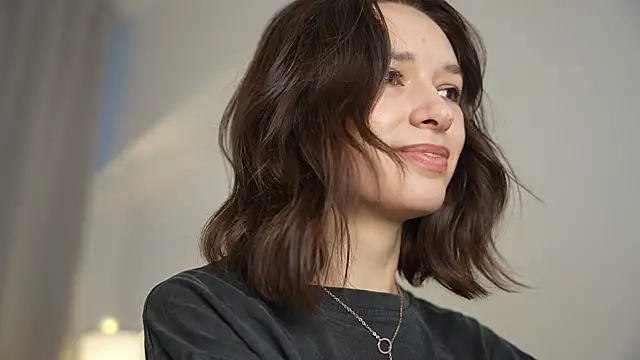 Snapshot of VivianLy_ chatting on 01.24.25 VivianLy online show from 01.24.25