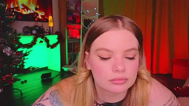 Snapshot of Hottie_Jane chatting on 12.21.25 Hottie Jane online show from 12.21.25