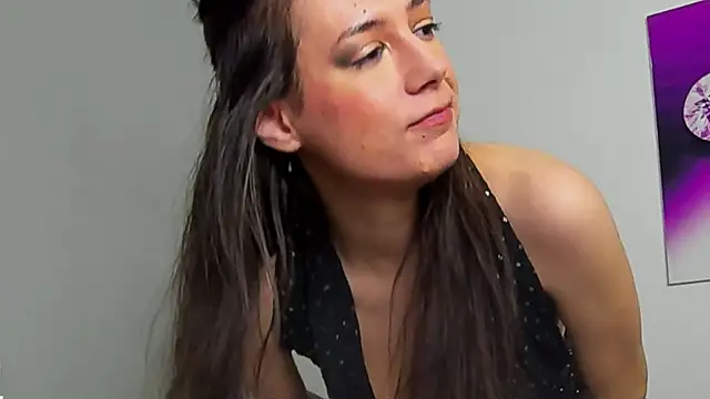 Snapshot of JuliaHunts chatting on 11.24.25 JuliaHunts online show from 11.24.25