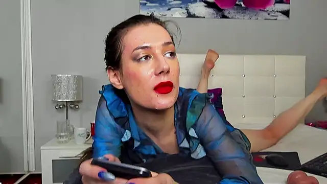 Snapshot of JuliaHunts chatting on 11.24.25 JuliaHunts online show from 11.24.25