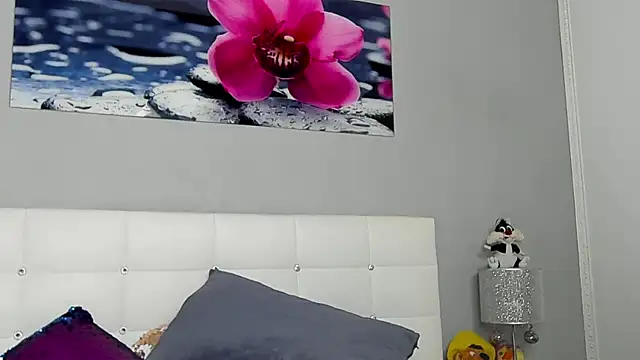 Snapshot of JuliaHunts chatting on 12.14.25 JuliaHunts online show from 12.14.25