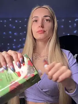 Snapshot of minalawarden chatting on 10.27.25 minalawarden online show from 10.27.25