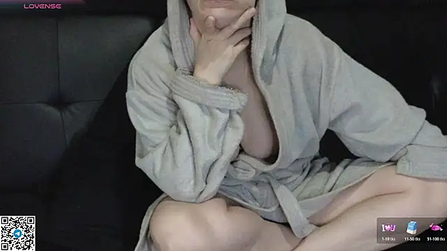 Snapshot of Mia_G0ld chatting on 11.12.25 Mia G0ld online show from 11.12.25