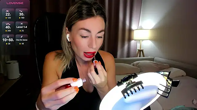 Snapshot of DannaEvan chatting on 11.28.25 DannaEvan online show from 11.28.25