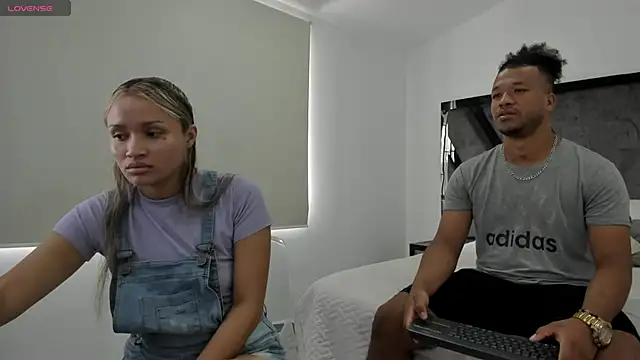 Snapshot of AnnieAndStefan chatting on 01.08.25 AnnieAndStefan online show from 01.08.25