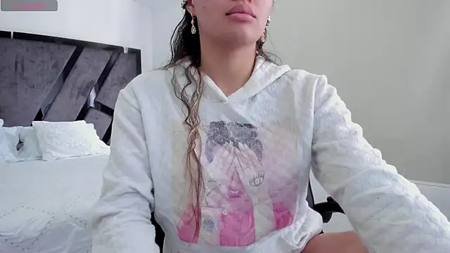 Snapshot of AnnieAndStefan chatting on 11.07.25 AnnieAndStefan online show from 11.07.25