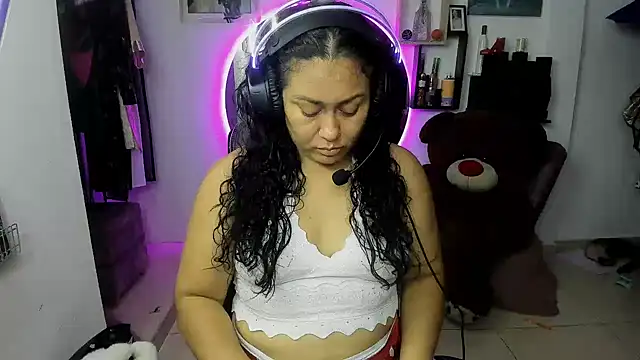 Snapshot of AliceFox_Milf chatting on 03.21.26 AliceFox Milf online show from 03.21.26