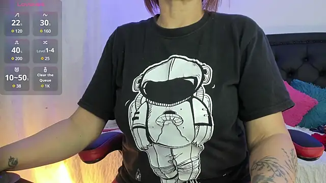 Snapshot of lonely_shewolf chatting on 03.01.25 lonely shewolf online show from 03.01.25