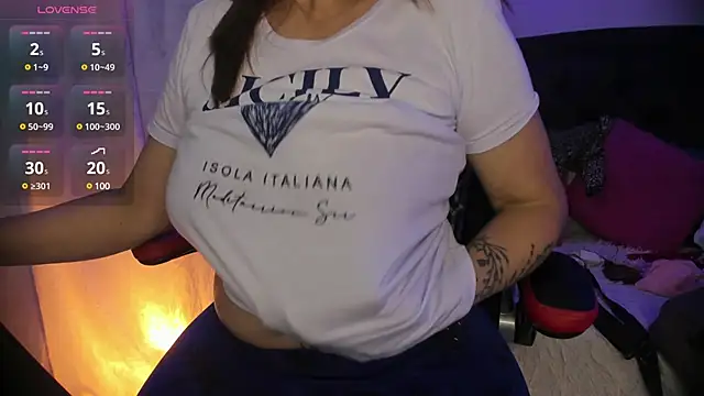 Snapshot of lonely_shewolf chatting on 03.05.25 lonely shewolf online show from 03.05.25