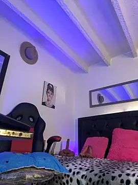 Snapshot of lonely_shewolf chatting on 11.19.25 lonely shewolf online show from 11.19.25