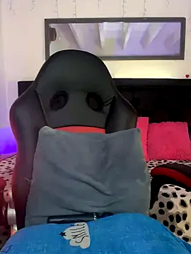 Snapshot of lonely_shewolf chatting on 11.26.25 lonely shewolf online show from 11.26.25