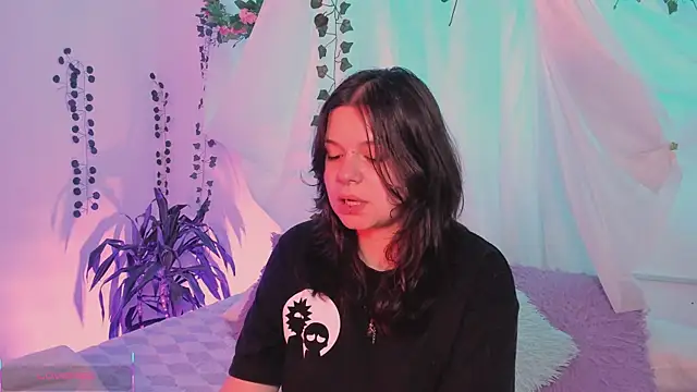 Snapshot of Mey_moon chatting on 12.22.25 Mey moon online show from 12.22.25