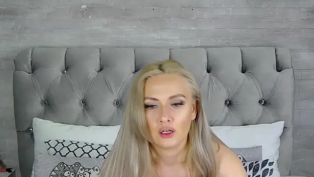 Snapshot of IsabellaDeRosa chatting on 03.07.25 IsabellaDeRosa online show from 03.07.25