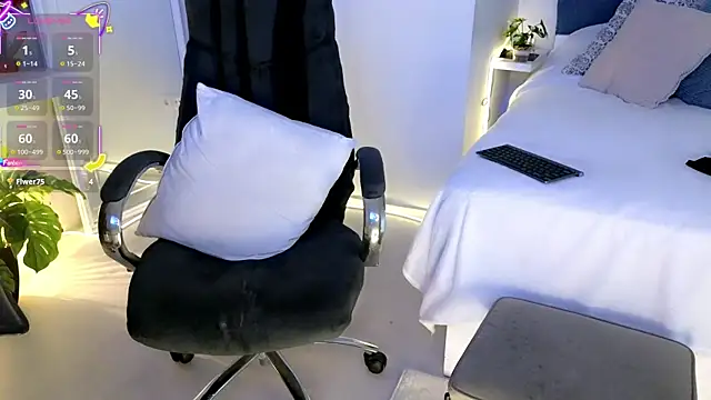 Snapshot of missmiamore chatting on 10.20.25 missmiamore online show from 10.20.25