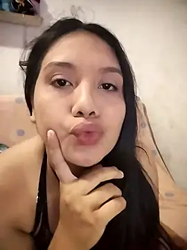 Snapshot of Lesliemilk5 chatting on 12.18.25 Lesliemilk5 online show from 12.18.25