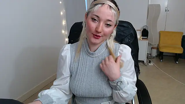 Snapshot of Crystal-dreamt chatting on 10.15.25 Crystal-dreamt online show from 10.15.25