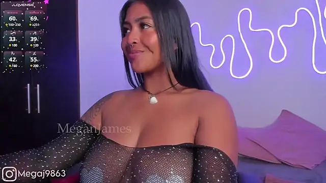 Snapshot of meganjames1 chatting on 01.21.25 meganjames1 online show from 01.21.25