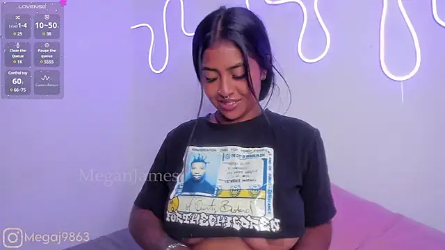 Snapshot of meganjames1 chatting on 01.23.25 meganjames1 online show from 01.23.25