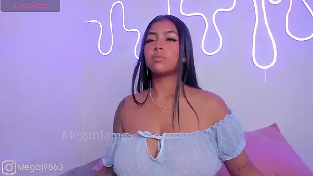 Snapshot of meganjames1 chatting on 02.20.25 meganjames1 online show from 02.20.25