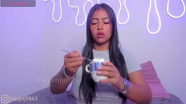 Snapshot of meganjames1 chatting on 03.06.25 meganjames1 online show from 03.06.25