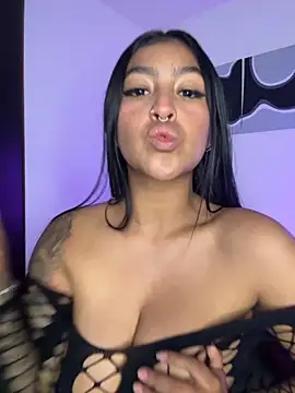 Snapshot of meganjames1 chatting on 11.06.25 meganjames1 online show from 11.06.25