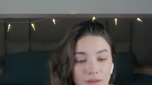 Snapshot of sinthiaroze chatting on 02.28.25 sinthiaroze online show from 02.28.25