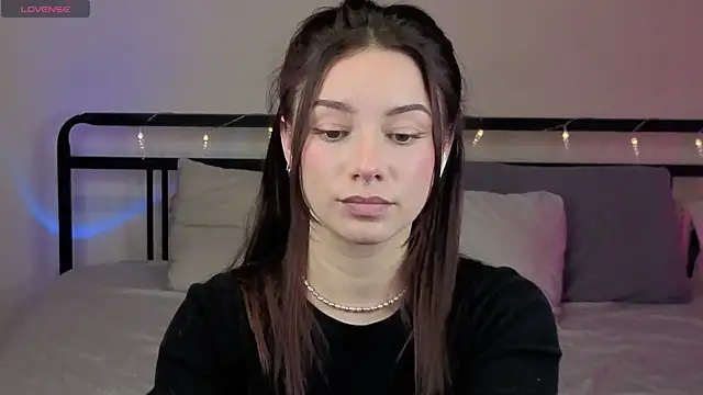 Snapshot of sinthiaroze chatting on 10.27.25 sinthiaroze online show from 10.27.25