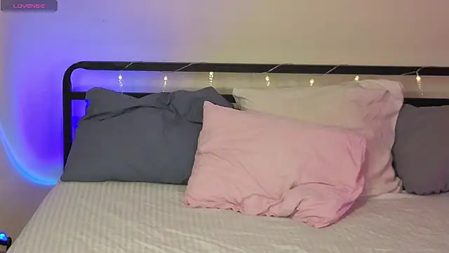 Snapshot of sinthiaroze chatting on 11.22.25 sinthiaroze online show from 11.22.25