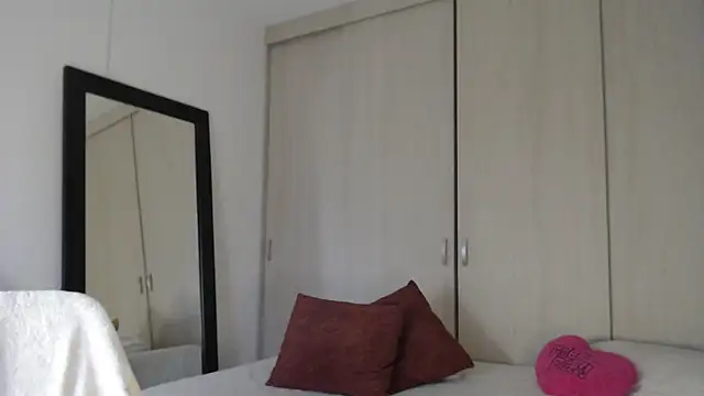 Snapshot of cristal_sexybody chatting on 10.02.25 cristal sexybody online show from 10.02.25