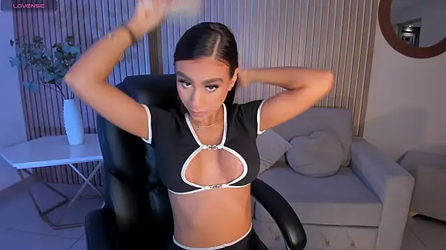 Snapshot of DannaCruz chatting on 10.18.25 DannaCruz online show from 10.18.25