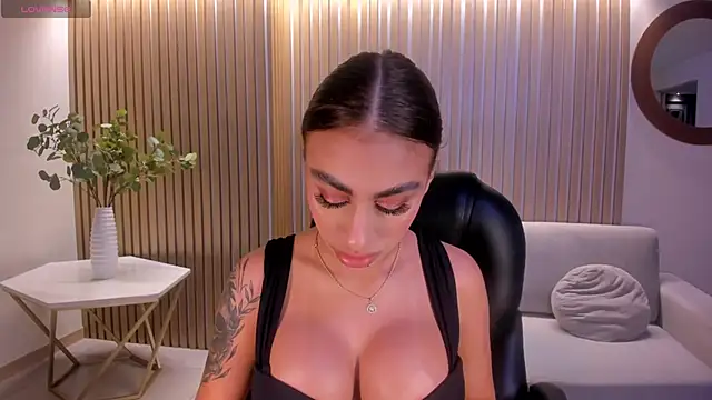 Snapshot of DannaCruz chatting on 11.25.25 DannaCruz online show from 11.25.25