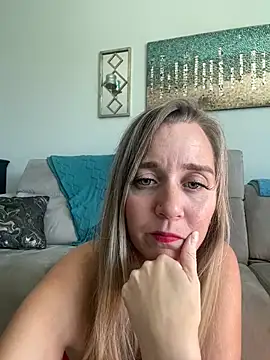 Snapshot of SkyelarSommer chatting on 12.03.24 SkyelarSommer online show from 12.03.24