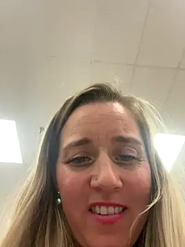 Snapshot of SkyelarSommer chatting on 12.04.24 SkyelarSommer online show from 12.04.24