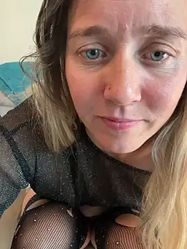 Snapshot of SkyelarSommer chatting on 12.11.24 SkyelarSommer online show from 12.11.24