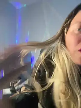 Snapshot of SkyelarSommer chatting on 12.12.24 SkyelarSommer online show from 12.12.24