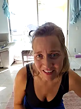 Snapshot of SkyelarSommer chatting on 12.13.24 SkyelarSommer online show from 12.13.24