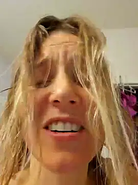 Snapshot of SkyelarSommer chatting on 01.05.25 SkyelarSommer online show from 01.05.25