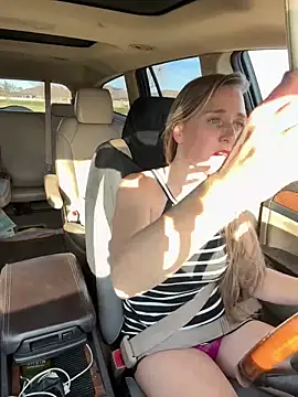 Snapshot of SkyelarSommer chatting on 01.05.25 SkyelarSommer online show from 01.05.25