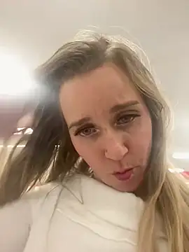 Snapshot of SkyelarSommer chatting on 01.23.25 SkyelarSommer online show from 01.23.25