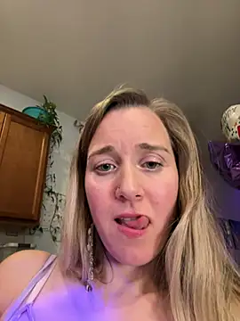 Snapshot of SkyelarSommer chatting on 02.23.25 SkyelarSommer online show from 02.23.25