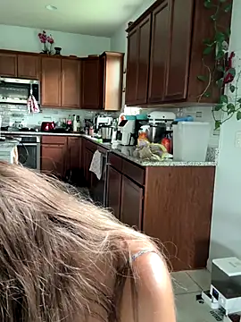 Snapshot of SkyelarSommer chatting on 09.30.25 SkyelarSommer online show from 09.30.25